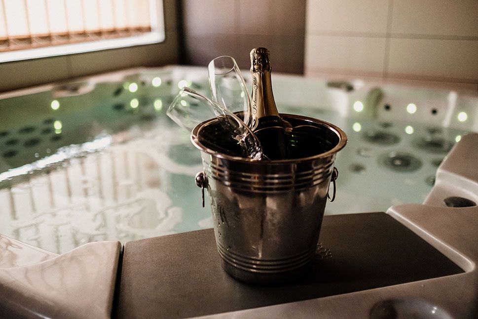 Vířivka se sektem v privátním wellness